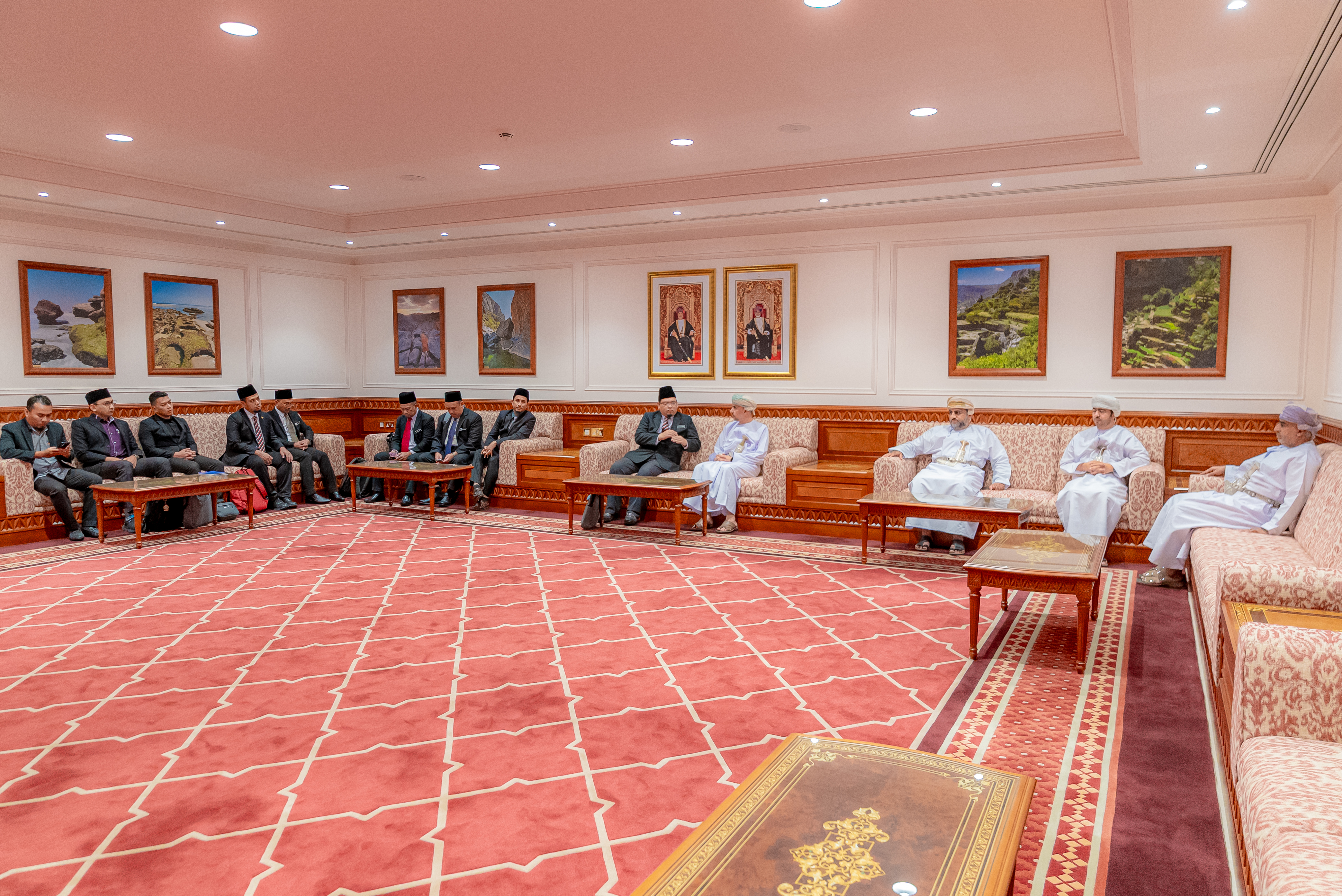 وفد ماليزي يتعرف على التجربة القضائية الشرعية العمانية